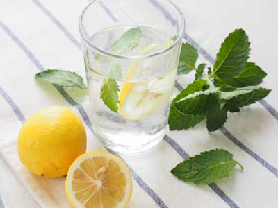 5 ways drinking lemon water improves your life and health
